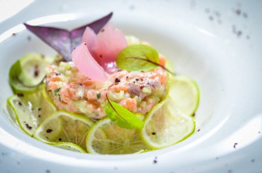 Lezzetli sotelenmiş kabuklar ve tereyağlı ekmek