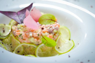 Lezzetli sotelenmiş kabuklar ve tereyağlı ekmek