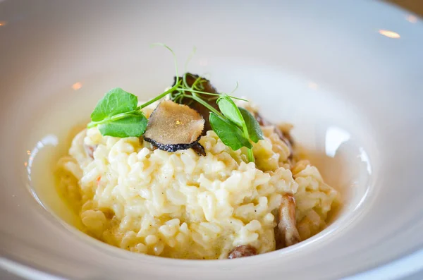 Siyah mantarlı İtalyan pilavı.