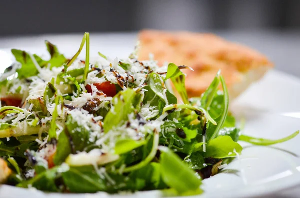 Lezzetli salata ve taze malzemeler.