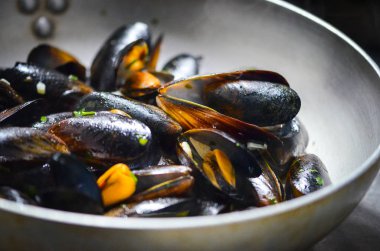 Lezzetli sotelenmiş kabuklar ve tereyağlı ekmek