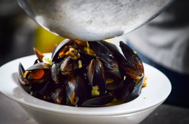 Lezzetli sotelenmiş kabuklar ve tereyağlı ekmek