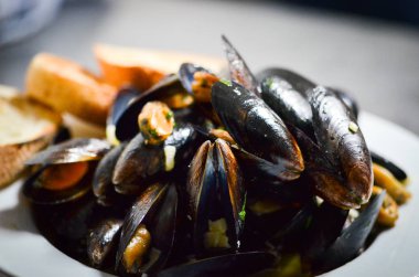 Lezzetli sotelenmiş kabuklar ve tereyağlı ekmek