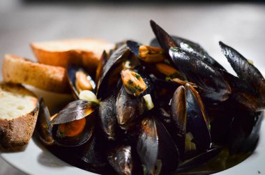 Lezzetli sotelenmiş kabuklar ve tereyağlı ekmek