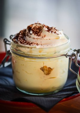 Lezzetli İtalyan tiramisu yemeği ve taze malzemeler.