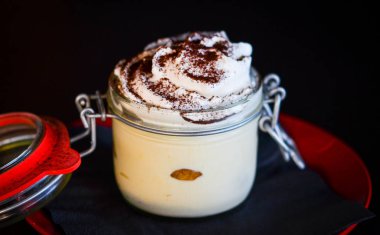 Lezzetli İtalyan tiramisu yemeği ve taze malzemeler.