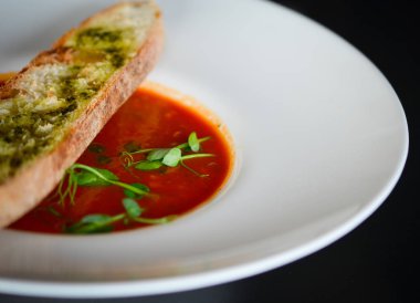 Lezzetli domates çorbası ve ev yapımı kızarmış ekmek.