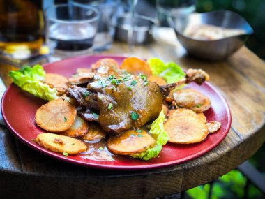 Lezzetli kızarmış ördek bacağı ve patates tabağı
