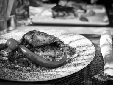 Lezzetli kızarmış ördek bacağı ve lahana.