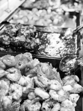 Lezzetli karidesler ve taze malzemeler.