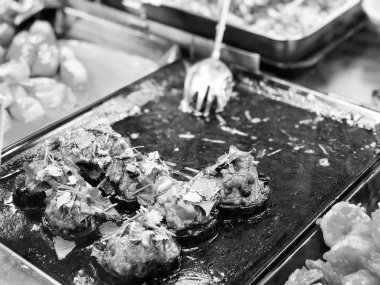 Taze maydanozlu lezzetli patlıcan tabağı.