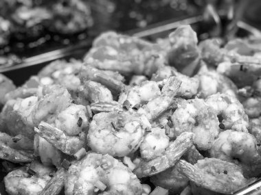 Lezzetli karidesler ve taze malzemeler.