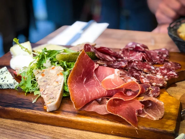 Lezzetli Fransız şarküteri tabağı ve taze malzemeler.
