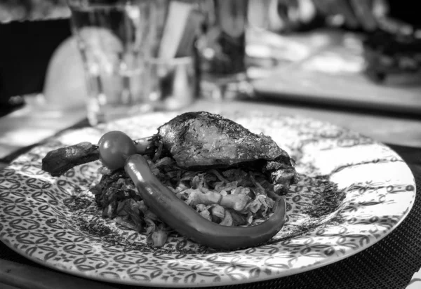 Tasty Roasted Duck Leg Cabbage — Stock Photo, Image