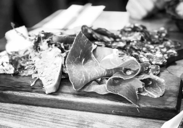 新鮮な食材を使ったおいしいフレンチ シャルキュトリ プレート — ストック写真