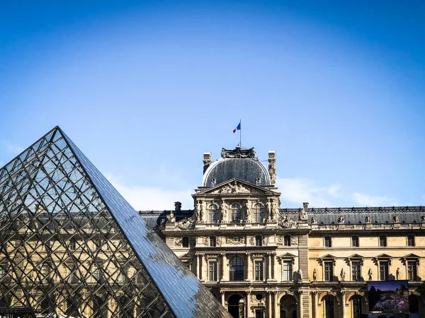 Paris kültür sembolü - Louvre Müzesi piramidi 