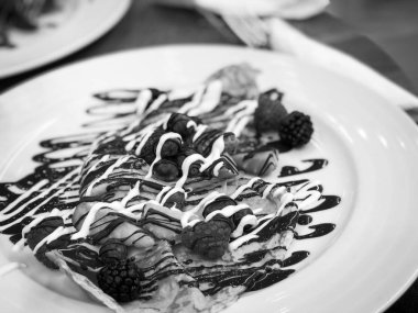 Taze meyve ve çikolata jöleli lezzetli ev yapımı krepler.