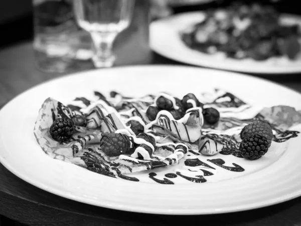 Вкусные Домашние Блины Свежими Фруктами Шоколадной Глазурью — стоковое фото