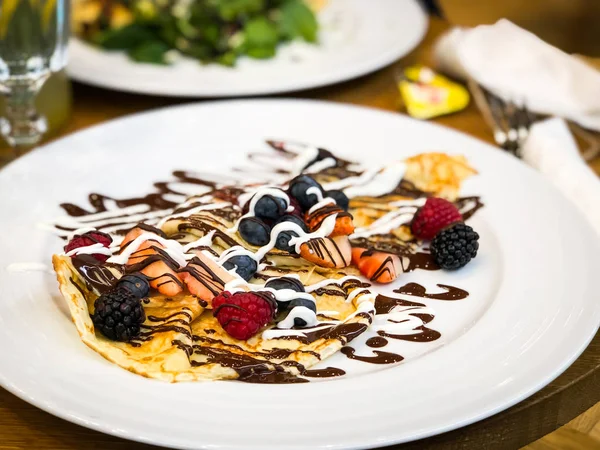 Läckra Hembakade Pannkakor Med Färska Frukter Choklad Glasyr — Stockfoto