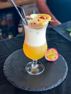 Taze malzemeli lezzetli tutku meyveli limonata ve kırmızı biber çekirdeği