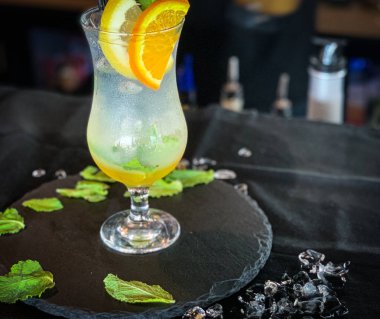 Taze limonlu ev yapımı limonata, bal ve nane.