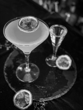 Lezzetli prosseco ve taze meyveli meyve kokteyli.