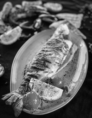 Lezzetli ızgara balık ve limon sosu