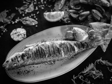 Lezzetli ızgara balık ve limon sosu