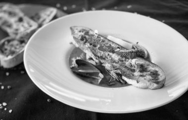 Lezzetli deniz ürünleri çorbası ve ev yapımı baharatlı ekmek.