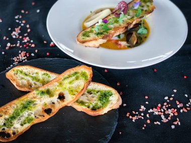 Lezzetli deniz ürünleri çorbası ve ev yapımı baharatlı ekmek.