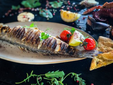 Lezzetli ızgara balık ve limon sosu