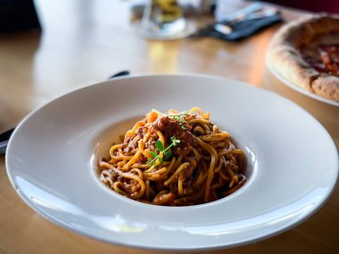 Taze malzemeli leziz bolonez makarna.