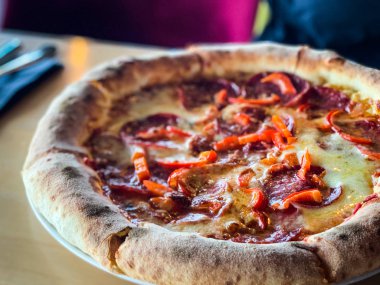 Taze malzemeli lezzetli İtalyan pizzası.