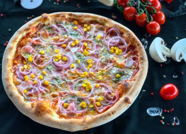 Taze malzemeli lezzetli İtalyan pizzası.