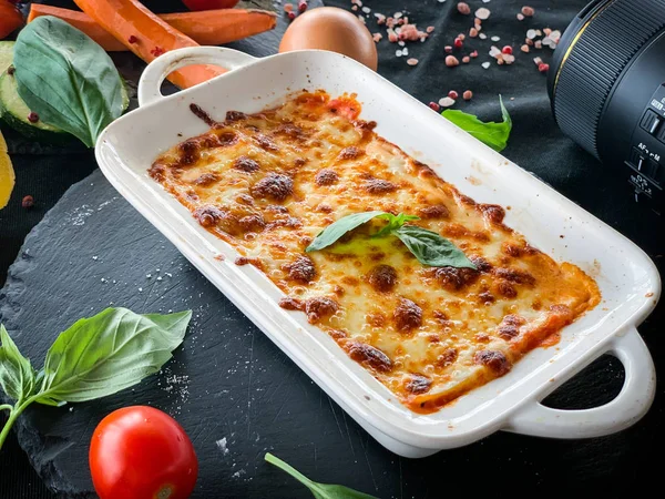 Piatto Lasagne Bolognese Con Ingredienti Freschi — Foto Stock