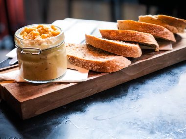 Lübnan humus yemeği ve kızarmış ekmek