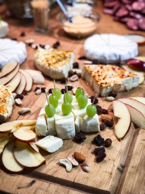 Lezzetli karışık peynir tabakları ve taze meyve ve fındık