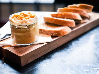 Lübnan humus yemeği ve kızarmış ekmek