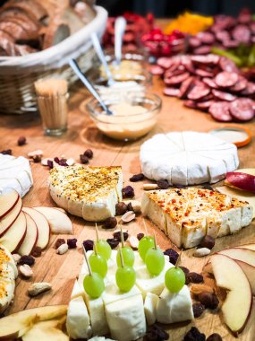 Lezzetli karışık peynir tabakları ve taze meyve ve fındık