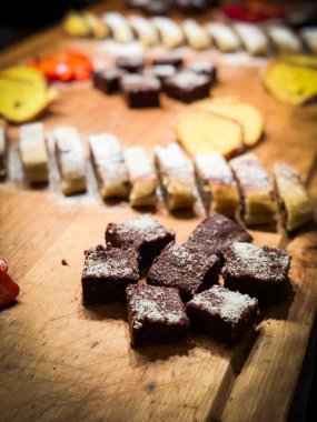 Lezzetli ev yapımı elmalı turta ve taze çilek