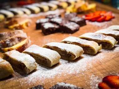 Lezzetli ev yapımı elmalı turta ve taze çilek