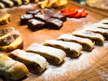 Lezzetli ev yapımı elmalı turta ve taze çilek