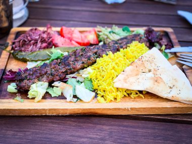 Izgara sebzeli harika bir adana kebabı.