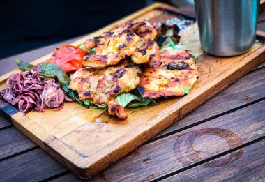 ızgara tavuk ve taze sebzeler