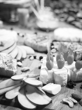 Lezzetli karışık peynir tabakları ve taze meyve ve fındık