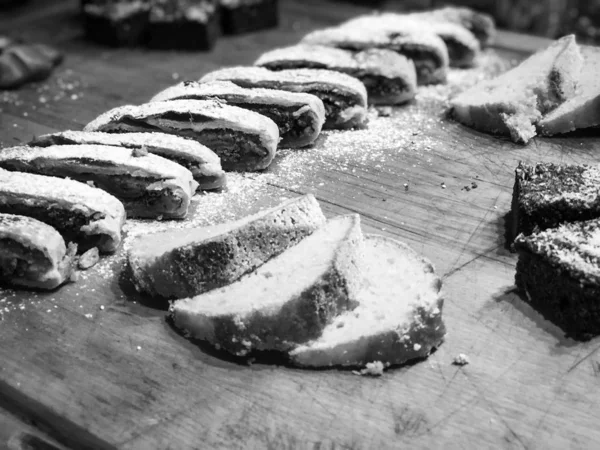 Delicious Home Made Apple Strudel Fresh Strawberries — Stock Photo, Image