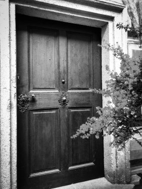 Eski kapılar kapanıyor.