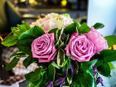 Doğal gül ve şakayık buketi