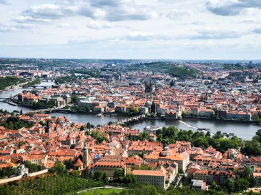 Prag şehrinin panoramik görüntüsü