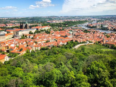 Prag şehrinin panoramik görüntüsü